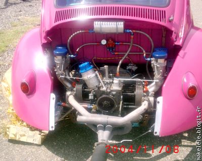 un moteur sur une cox rose